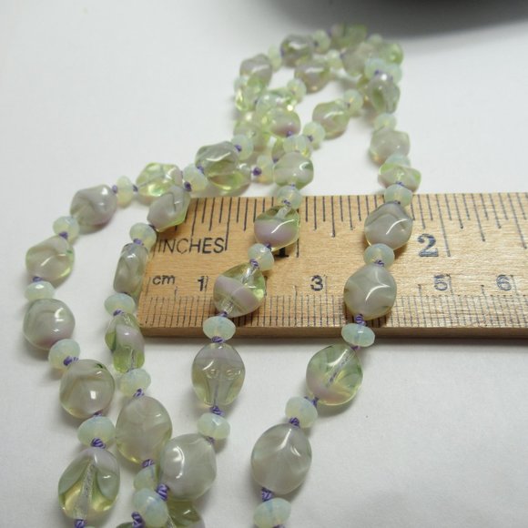 Uranium glass bead necklace - Picture 10 of 12